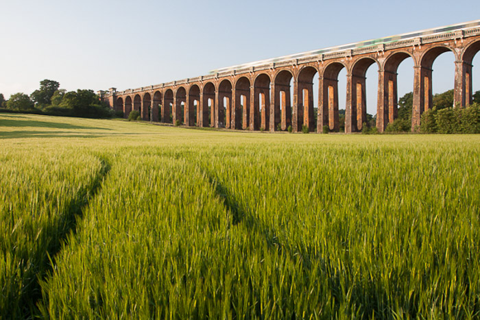 A photo of a viaduct containing an incorrect use of leading lines