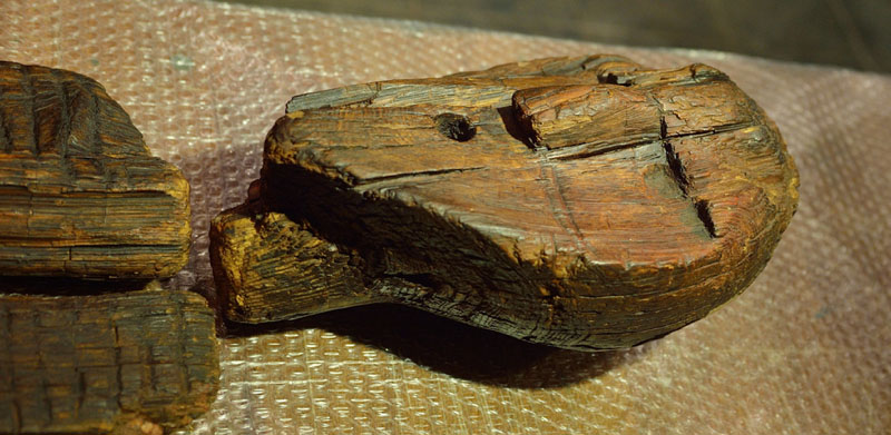 Лицо идола – примитивная, но резка по дереву